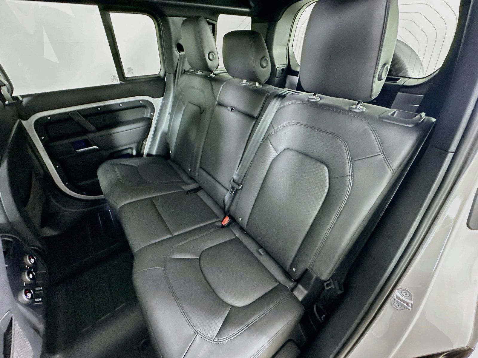 2026 Land Rover Defender X-Dynamic SE - Photo 36