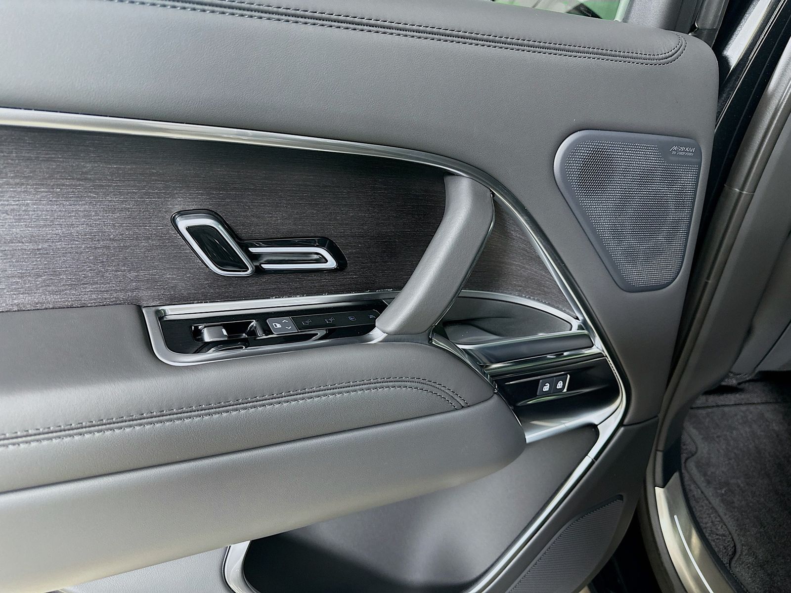 2025 Land Rover Range Rover SE - Photo 32