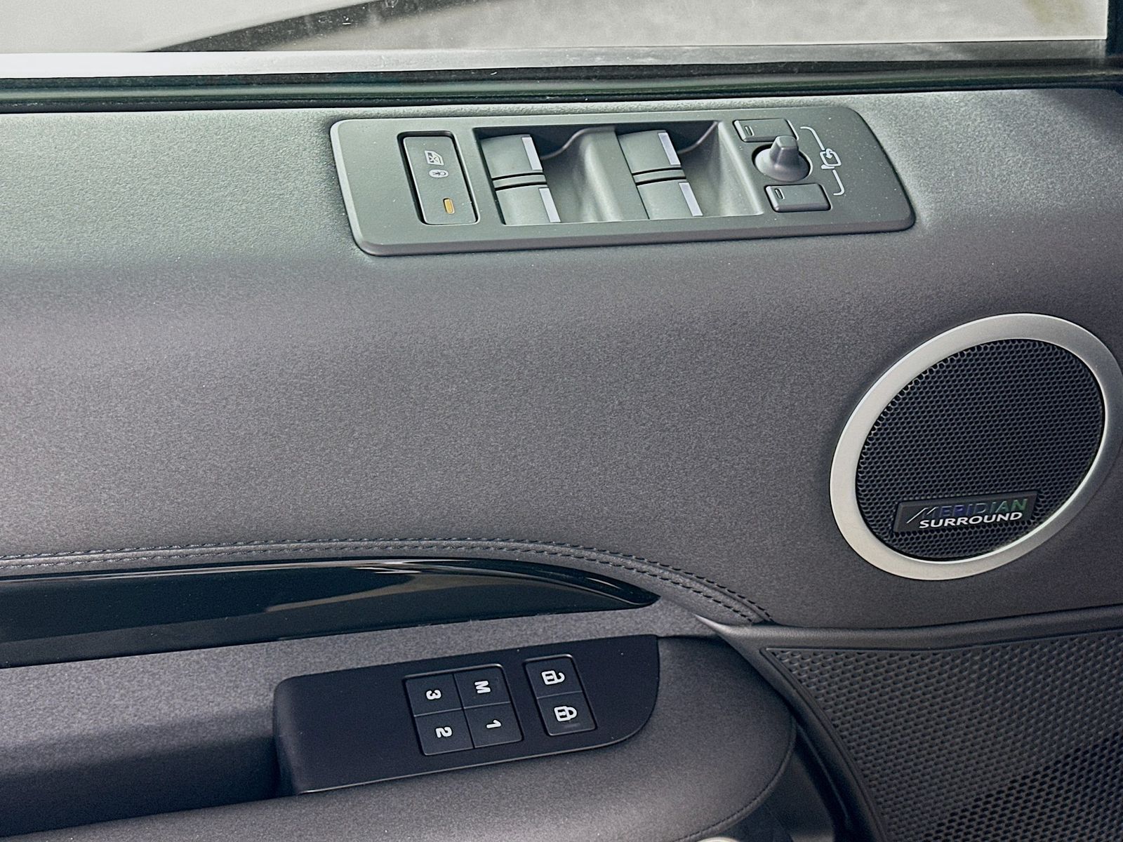 2025 Land Rover Discovery S - Photo 18