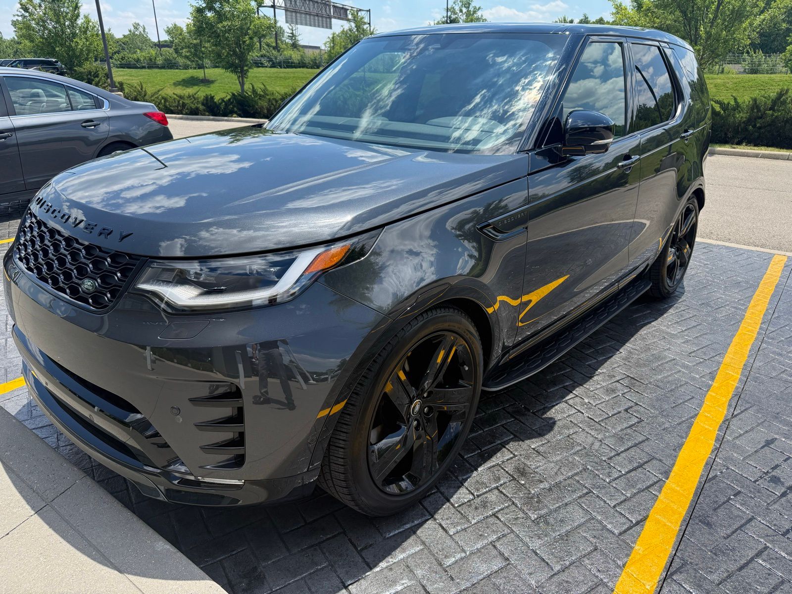 2025 Land Rover Discovery P360 Dynamic SE's photo