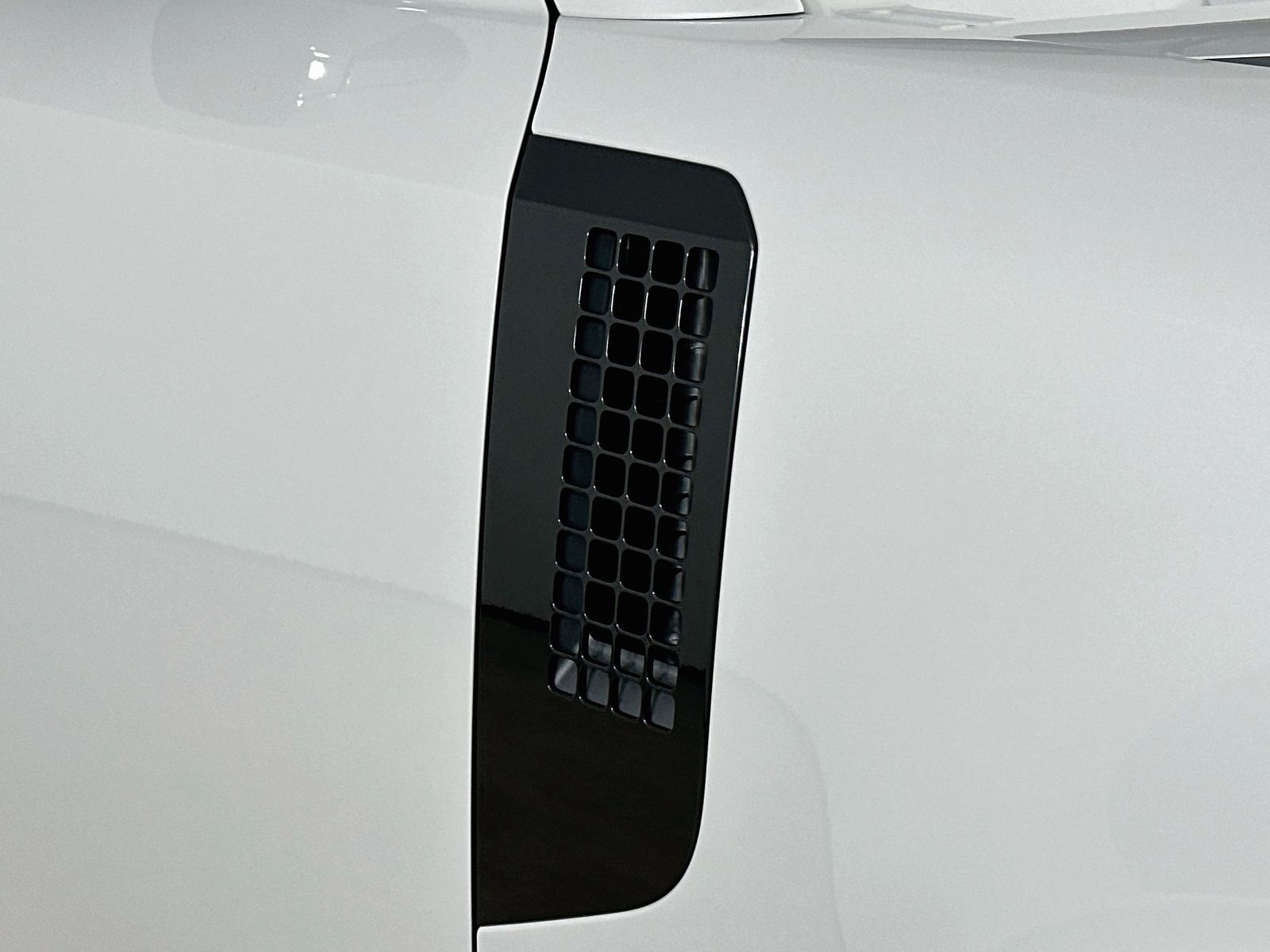 2026 Land Rover Defender X-Dynamic SE - Photo 9