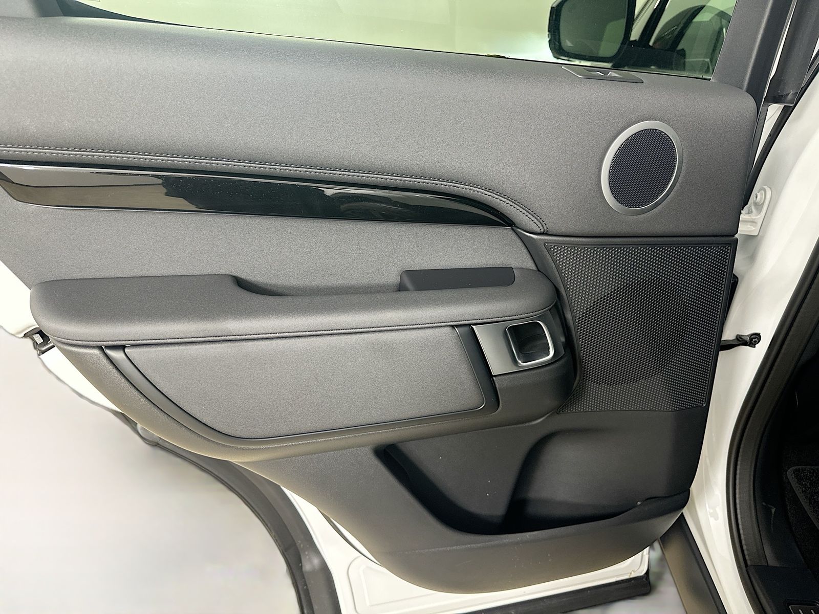 2025 Land Rover Discovery S - Photo 37