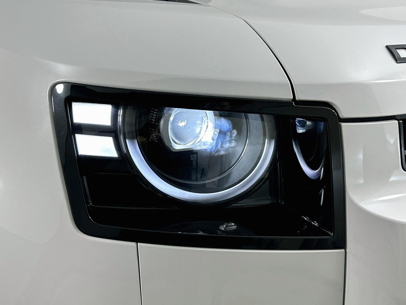 2026 Land Rover Defender X-Dynamic SE - Photo 10