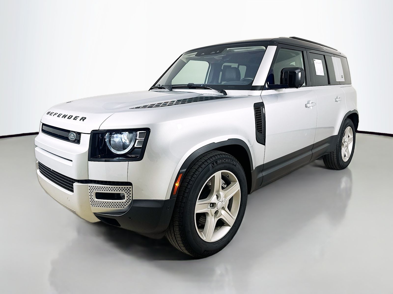 2020 Land Rover Defender SE's photo