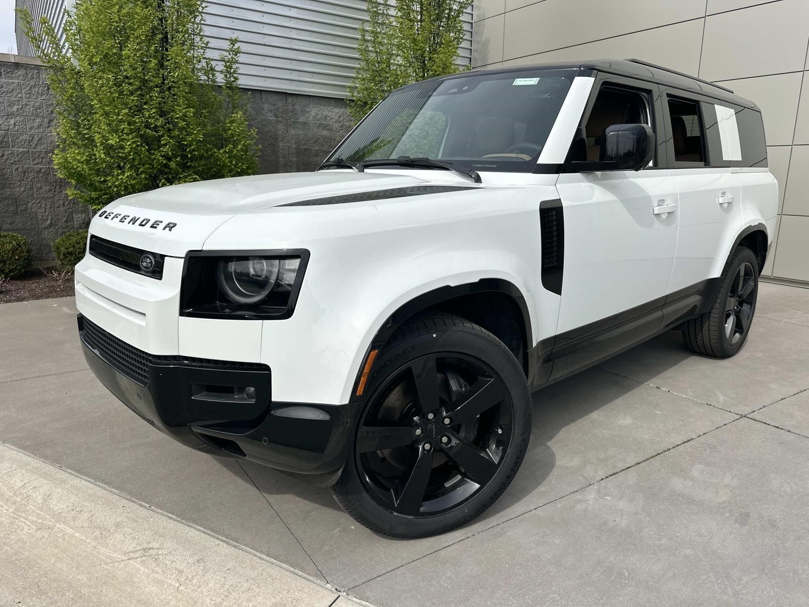 2026 Land Rover Defender 130 X-Dynamic SE P400's photo