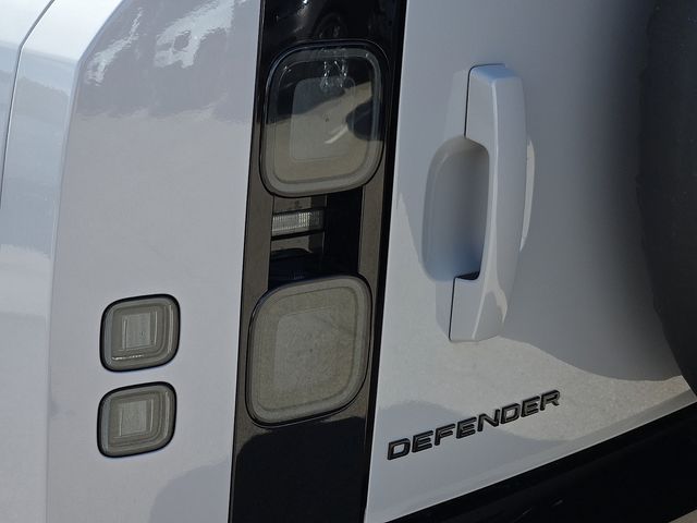 2026 Land Rover Defender X-Dynamic SE - Photo 10