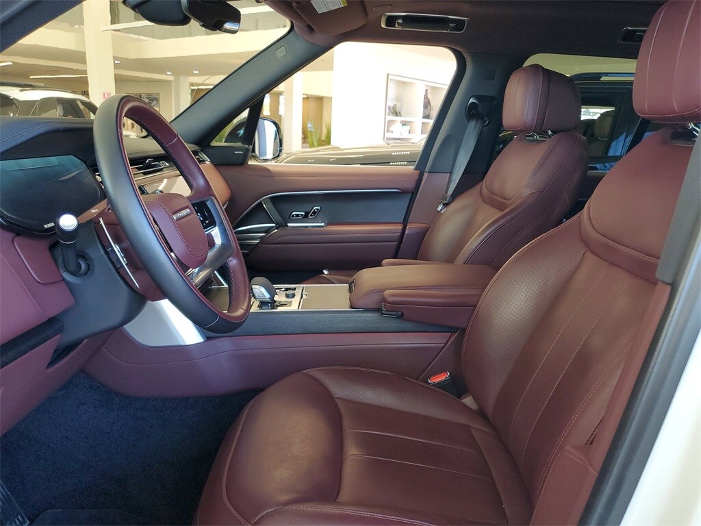 2023 Land Rover Range Rover SE photo 4