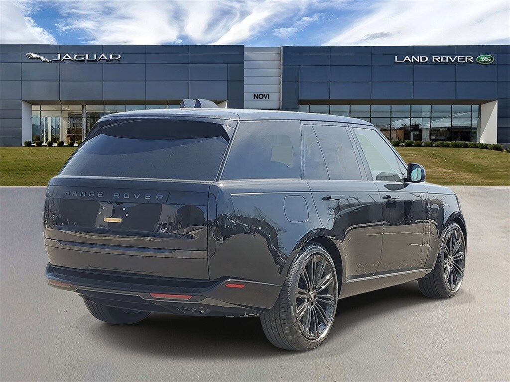 2025 Land Rover Range Rover SE photo 3