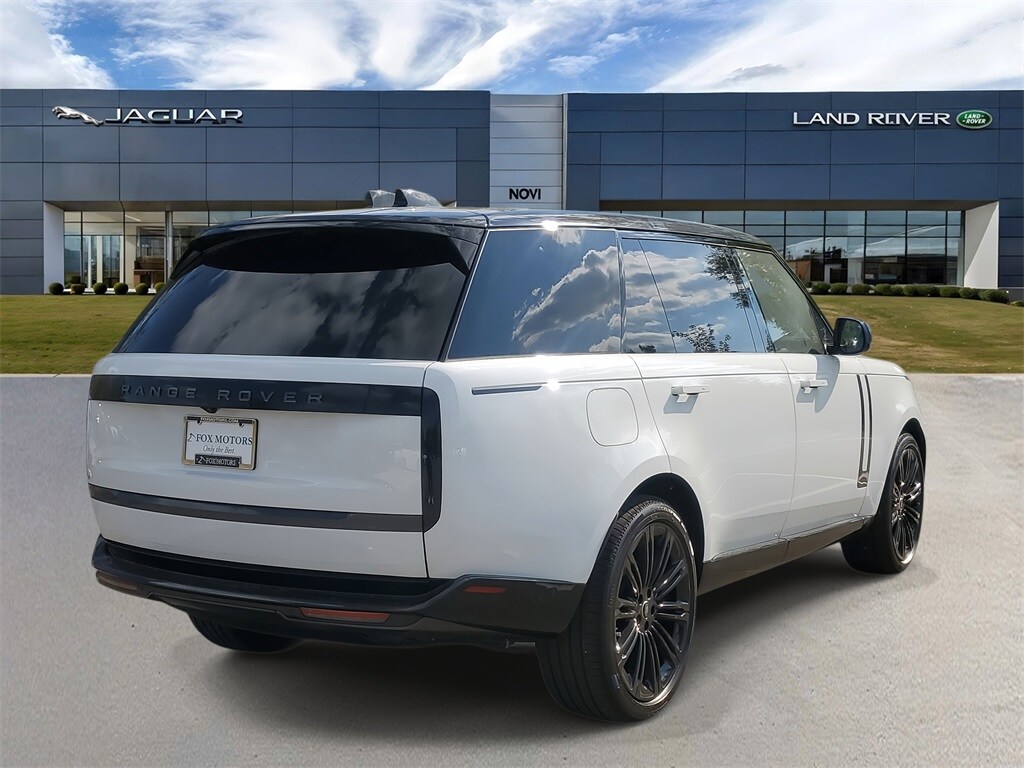 2025 Land Rover Range Rover SE photo 3
