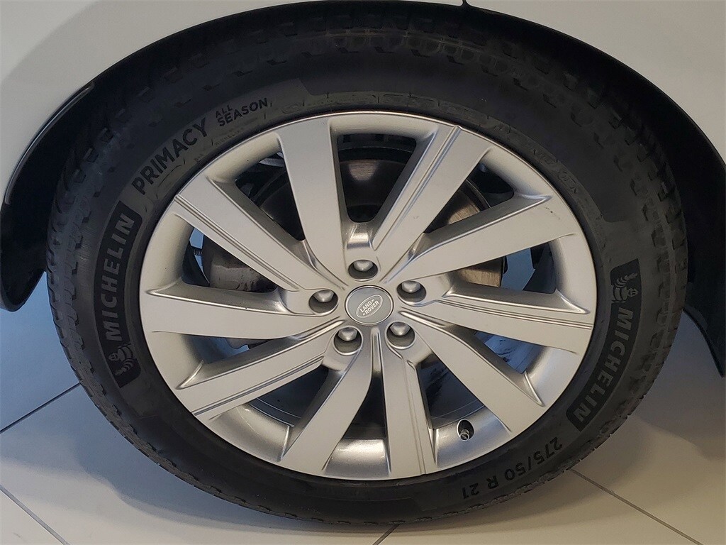 2023 Land Rover Range Rover SE photo 3