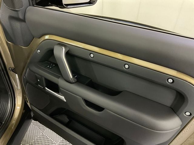 2025 Land Rover Defender S - Photo 31