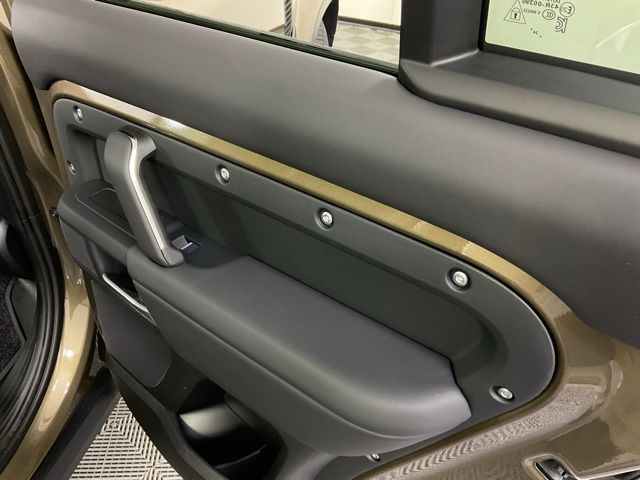 2025 Land Rover Defender S - Photo 36