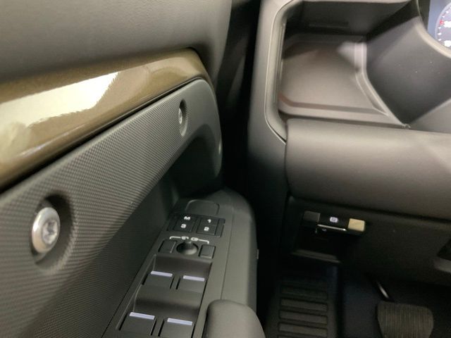 2025 Land Rover Defender S - Photo 24
