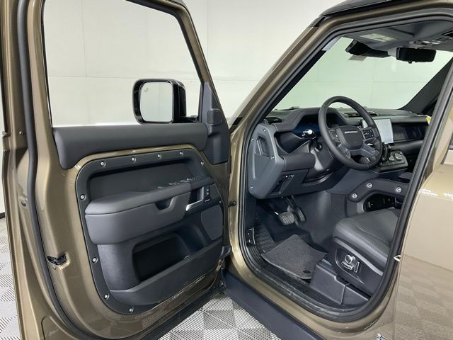 2025 Land Rover Defender S - Photo 25