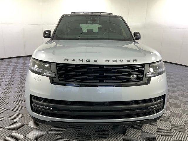 2025 Land Rover Range Rover SE photo 3