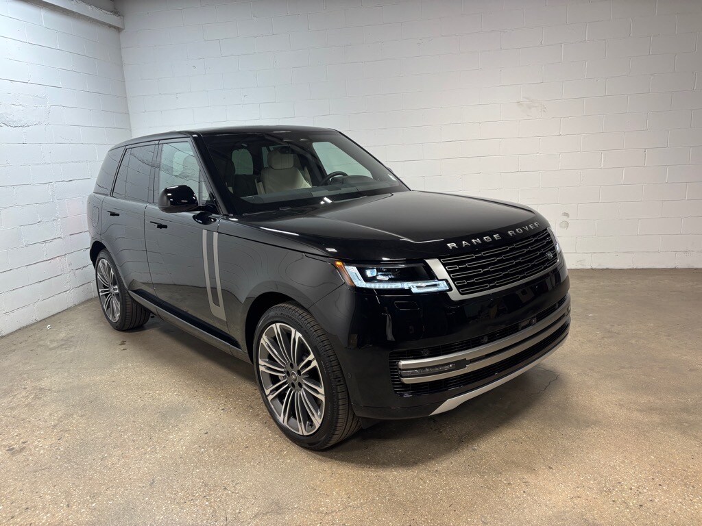 2025 Land Rover Range Rover SE photo 3