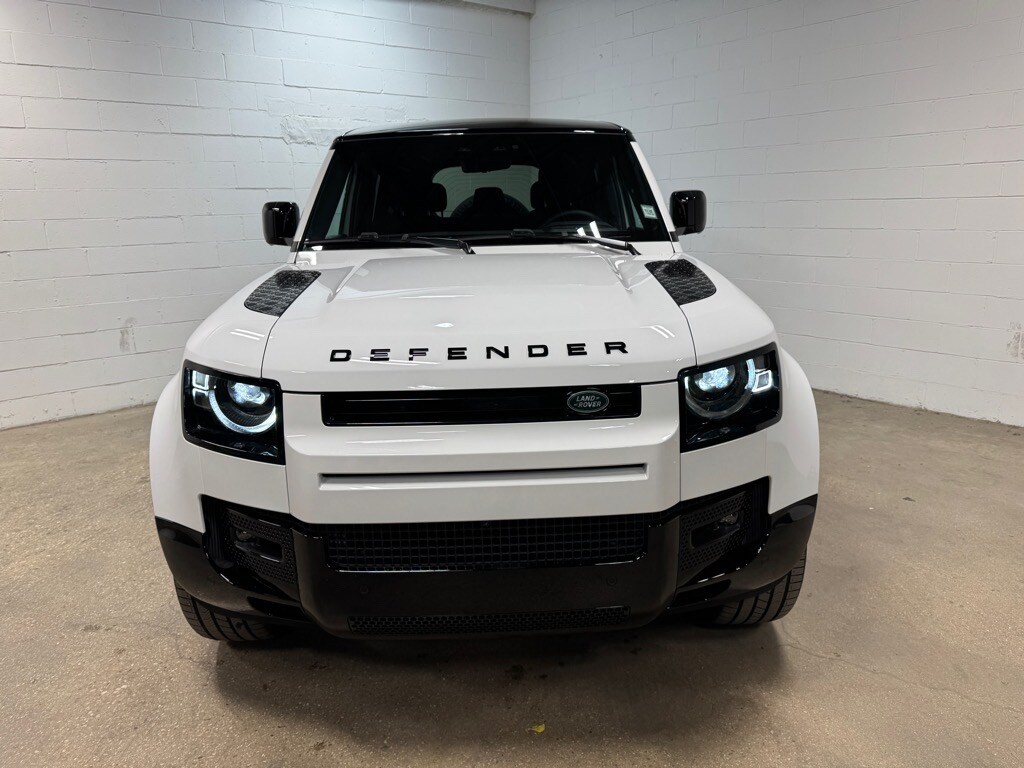 2025 Land Rover Defender 110 V8 photo 3
