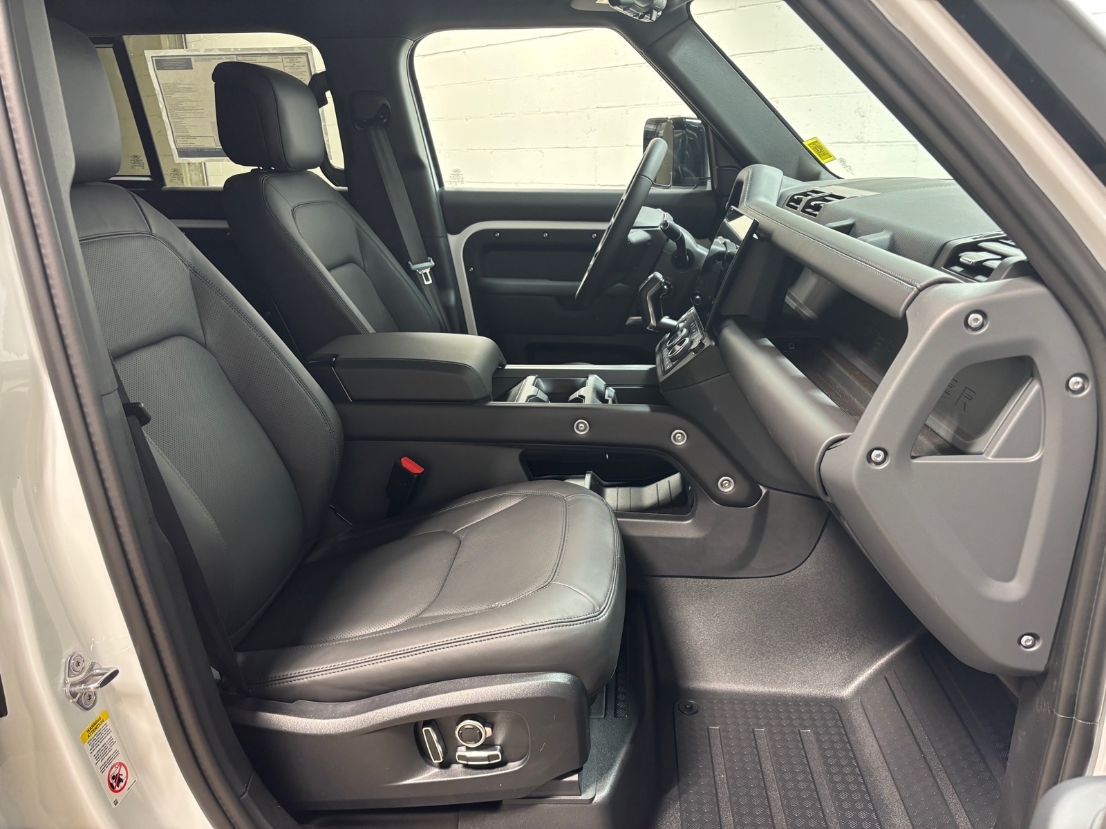 2026 Land Rover Defender X-Dynamic SE - Photo 35