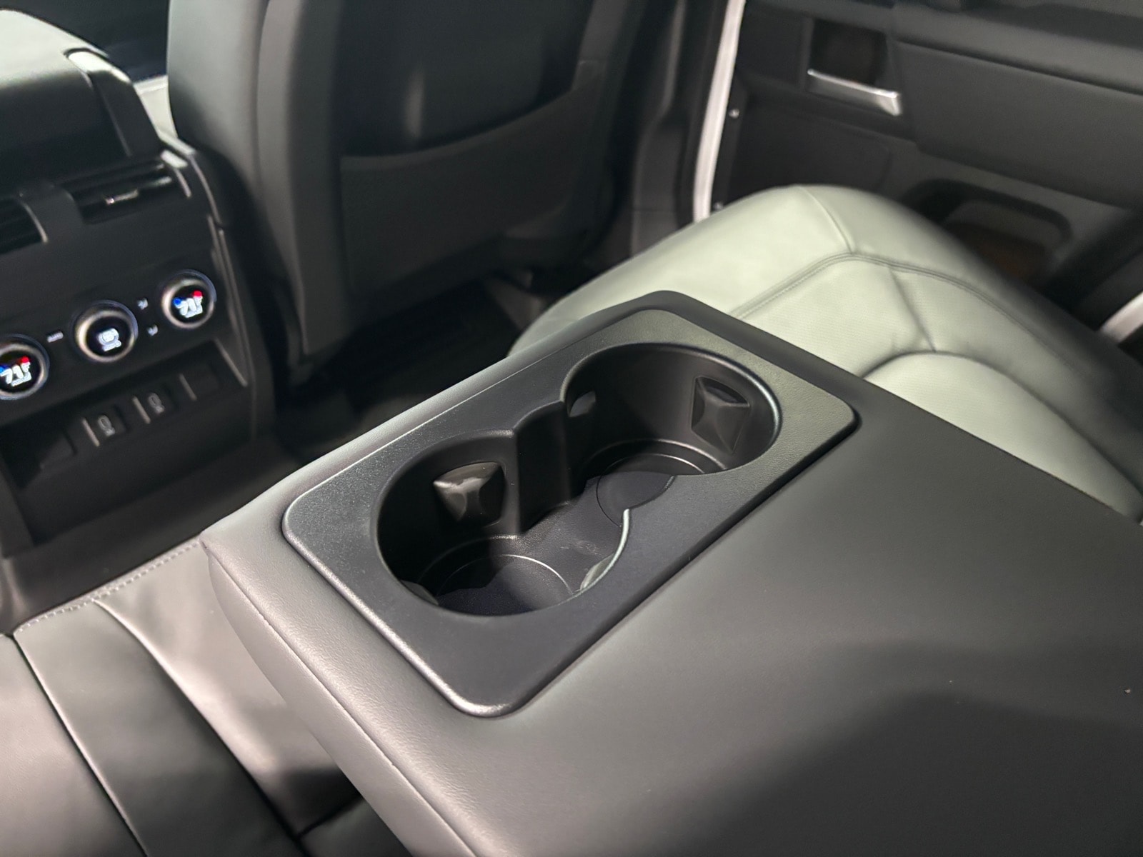 2026 Land Rover Defender X-Dynamic SE - Photo 28
