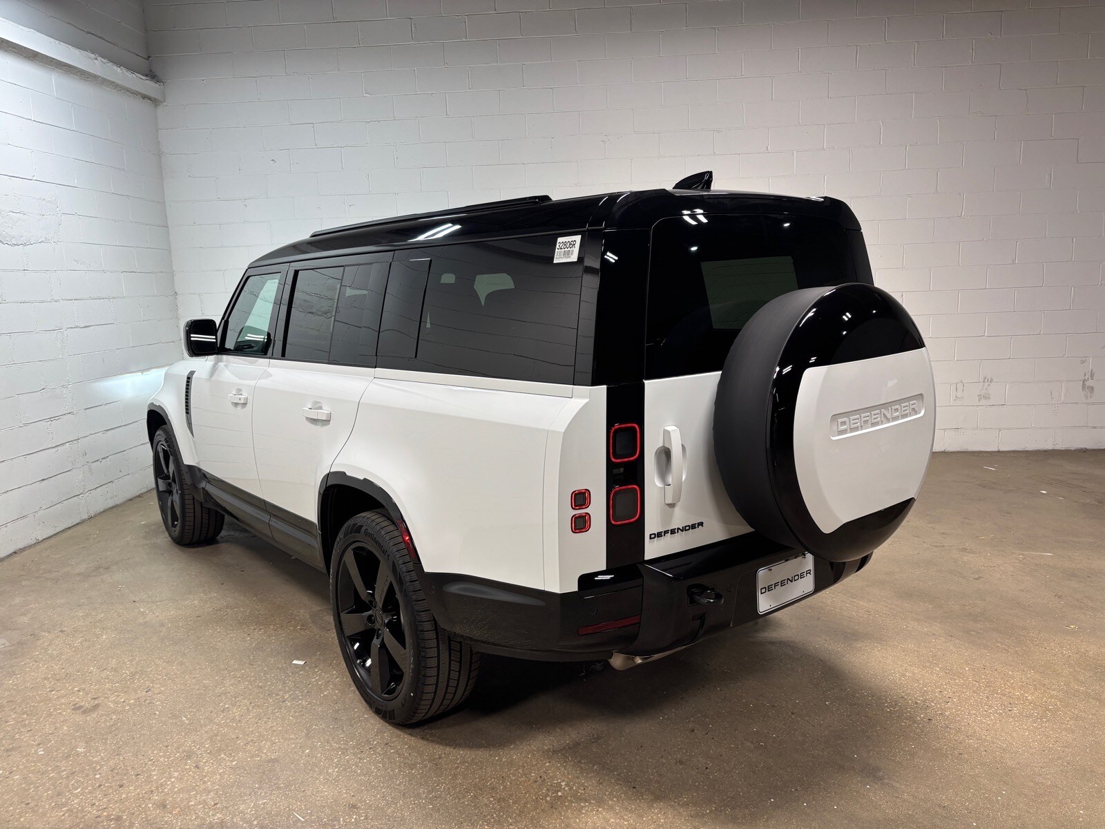 2026 Land Rover Defender X-Dynamic SE - Photo 9