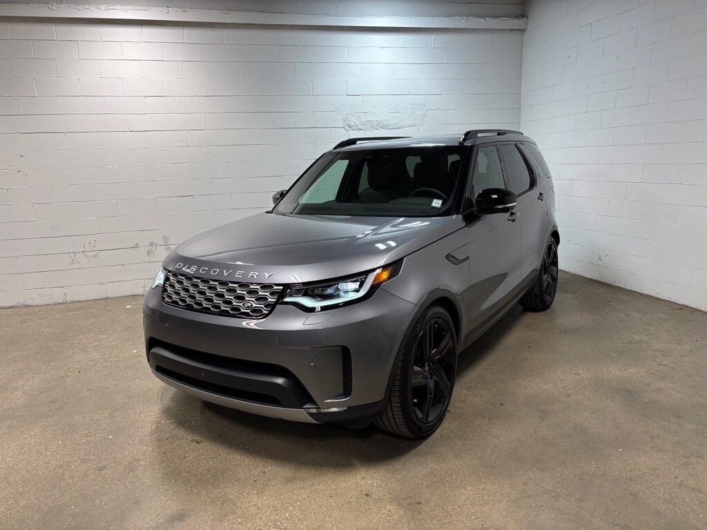 2025 Land Rover Discovery P300 S photo 2
