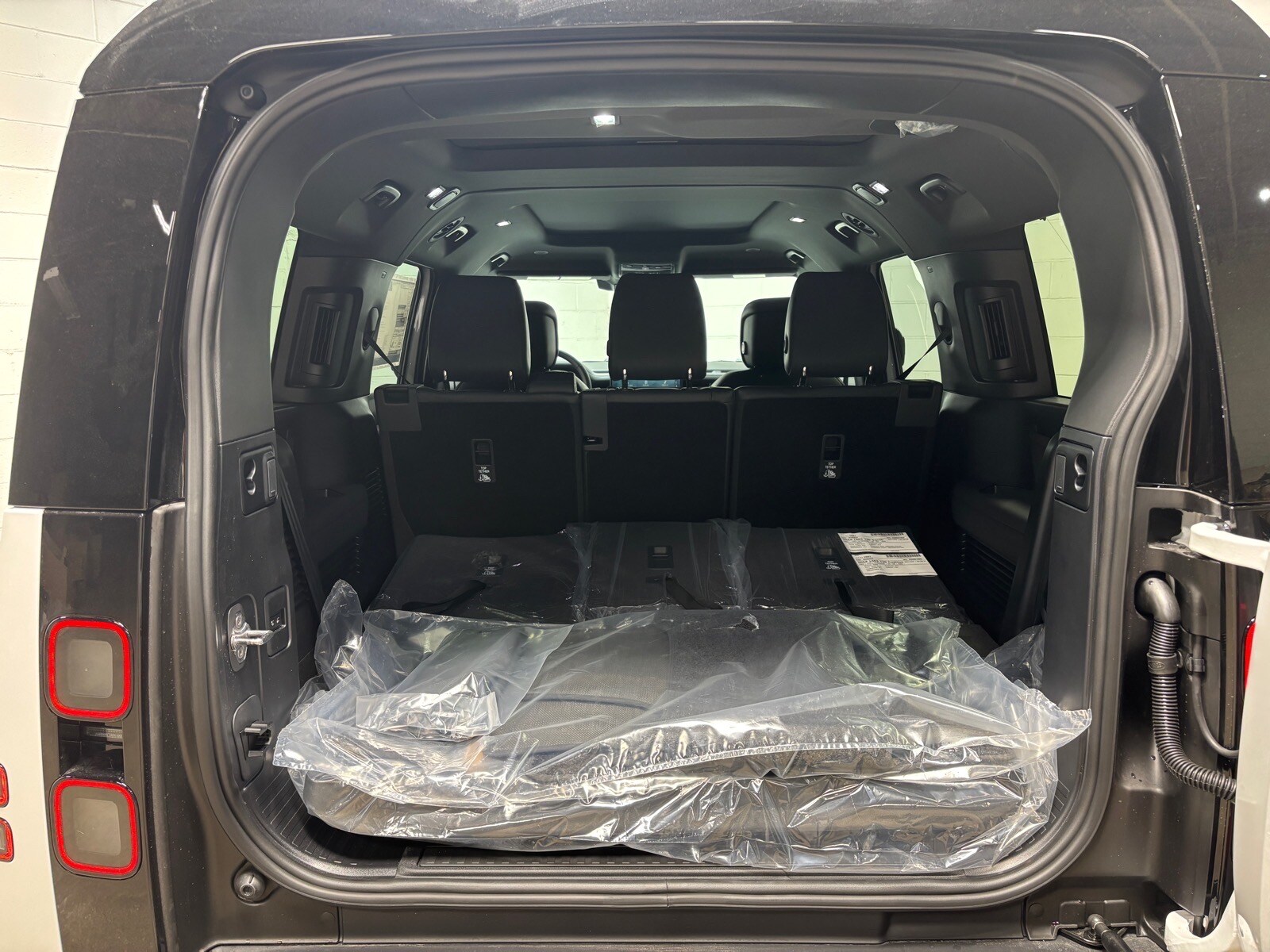 2026 Land Rover Defender X-Dynamic SE - Photo 49