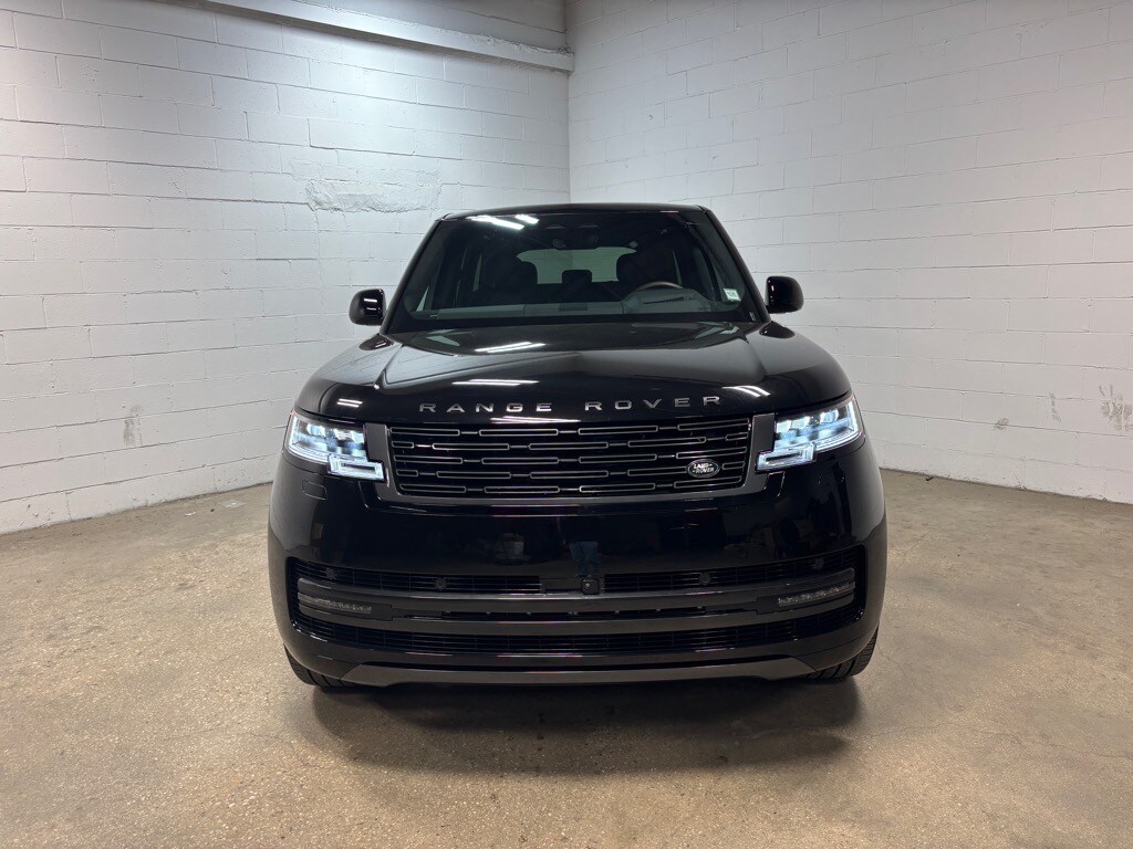 2025 Land Rover Range Rover SE photo 3