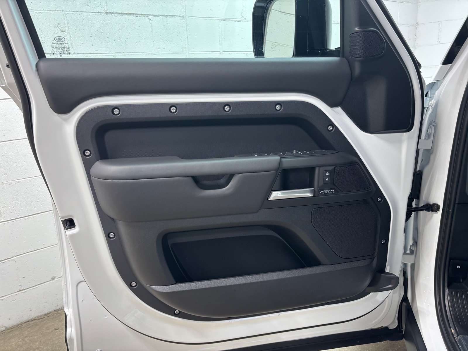 2026 Land Rover Defender X-Dynamic SE - Photo 25
