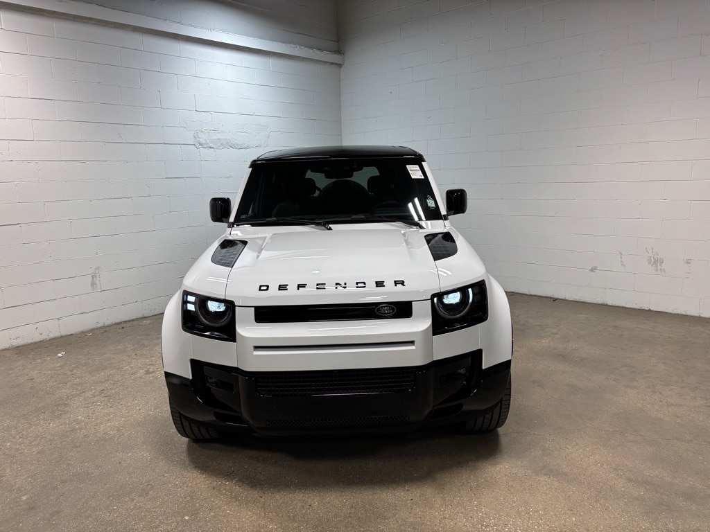 2026 Land Rover Defender V8 - Photo 3