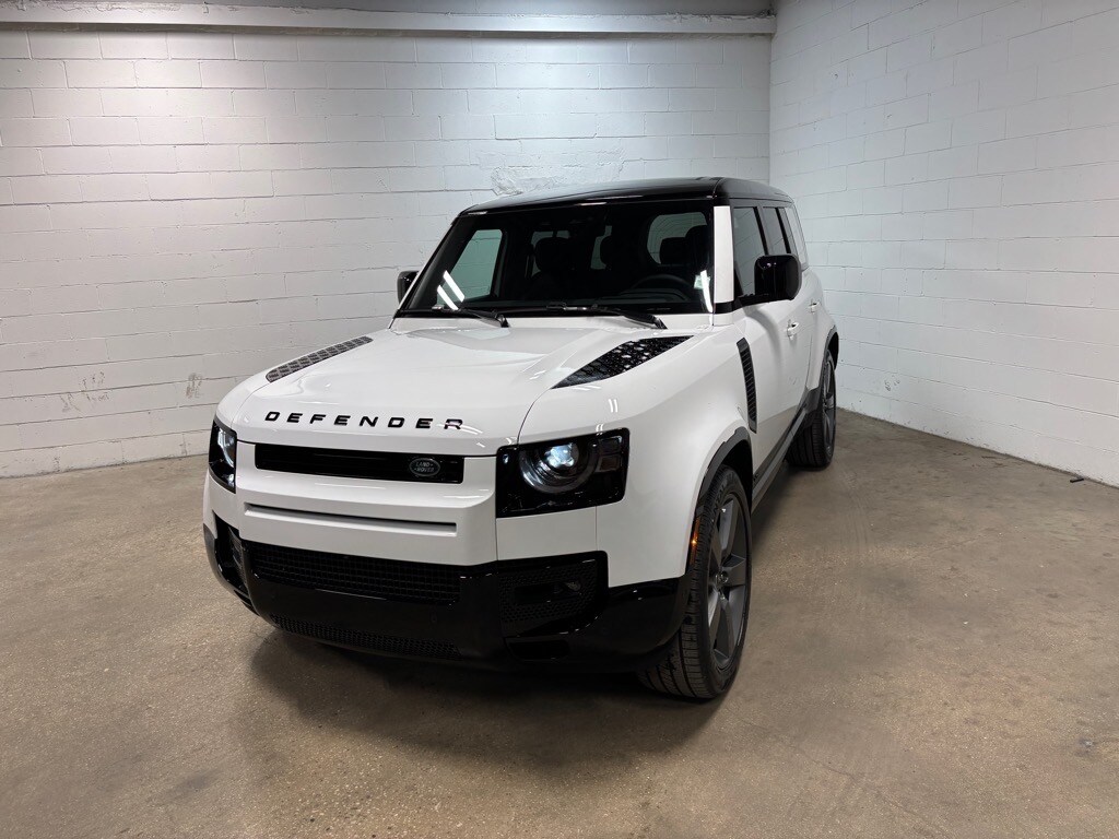 2025 Land Rover Defender 110 V8 photo 2