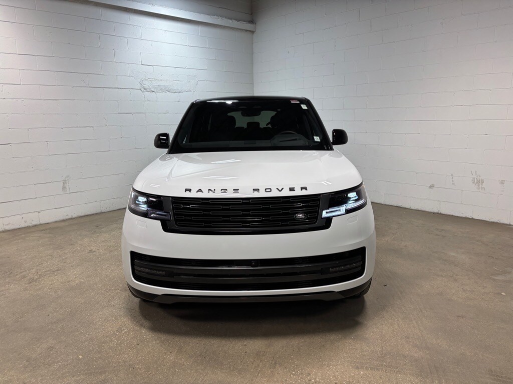 2025 Land Rover Range Rover SE photo 3