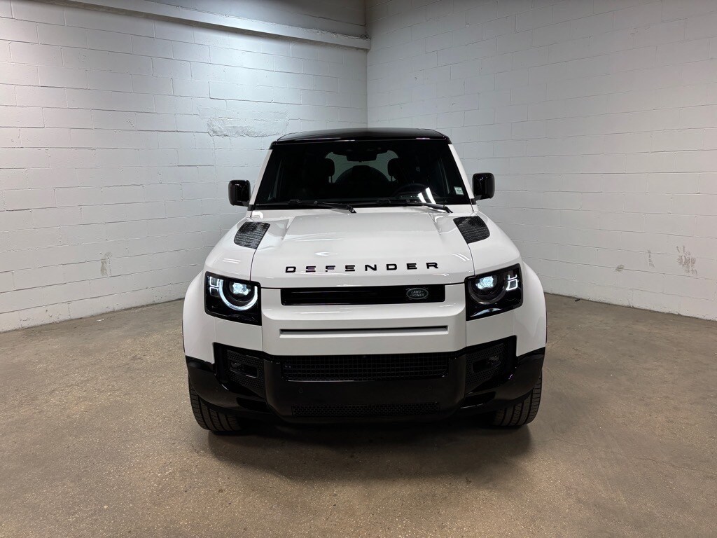 2025 Land Rover Defender 110 V8 photo 3