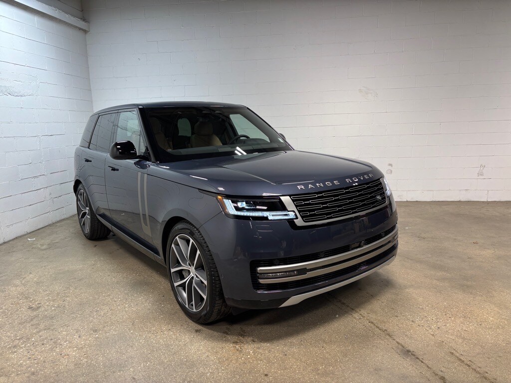 2025 Land Rover Range Rover SE photo 3