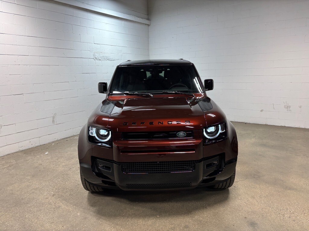 2025 Land Rover Defender X-Dynamic SE photo 3