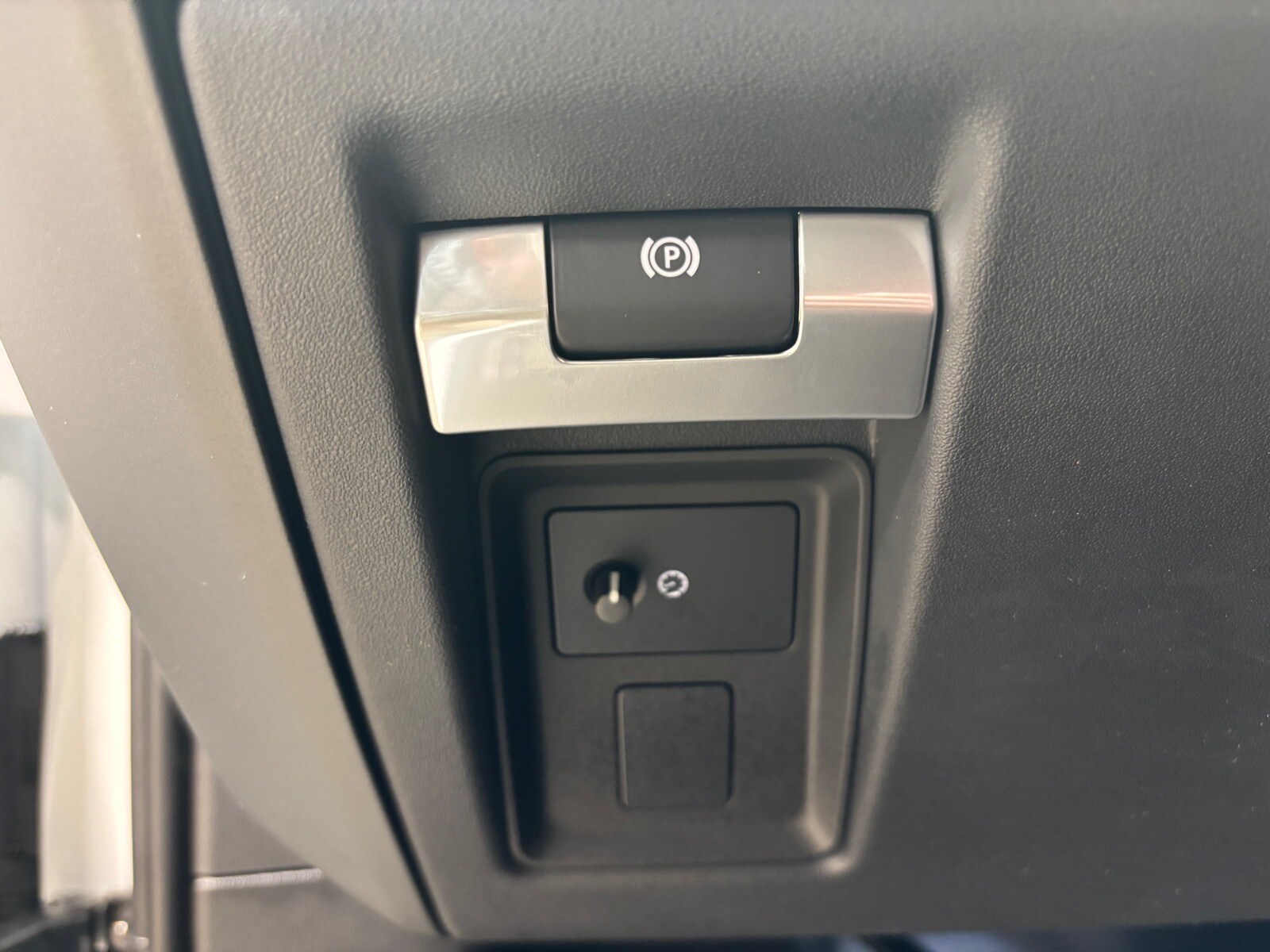 2026 Land Rover Defender X-Dynamic SE - Photo 22