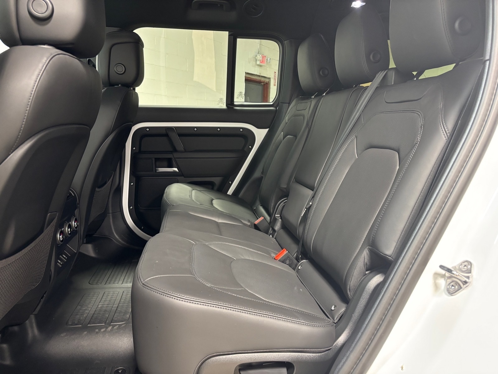 2026 Land Rover Defender X-Dynamic SE - Photo 32