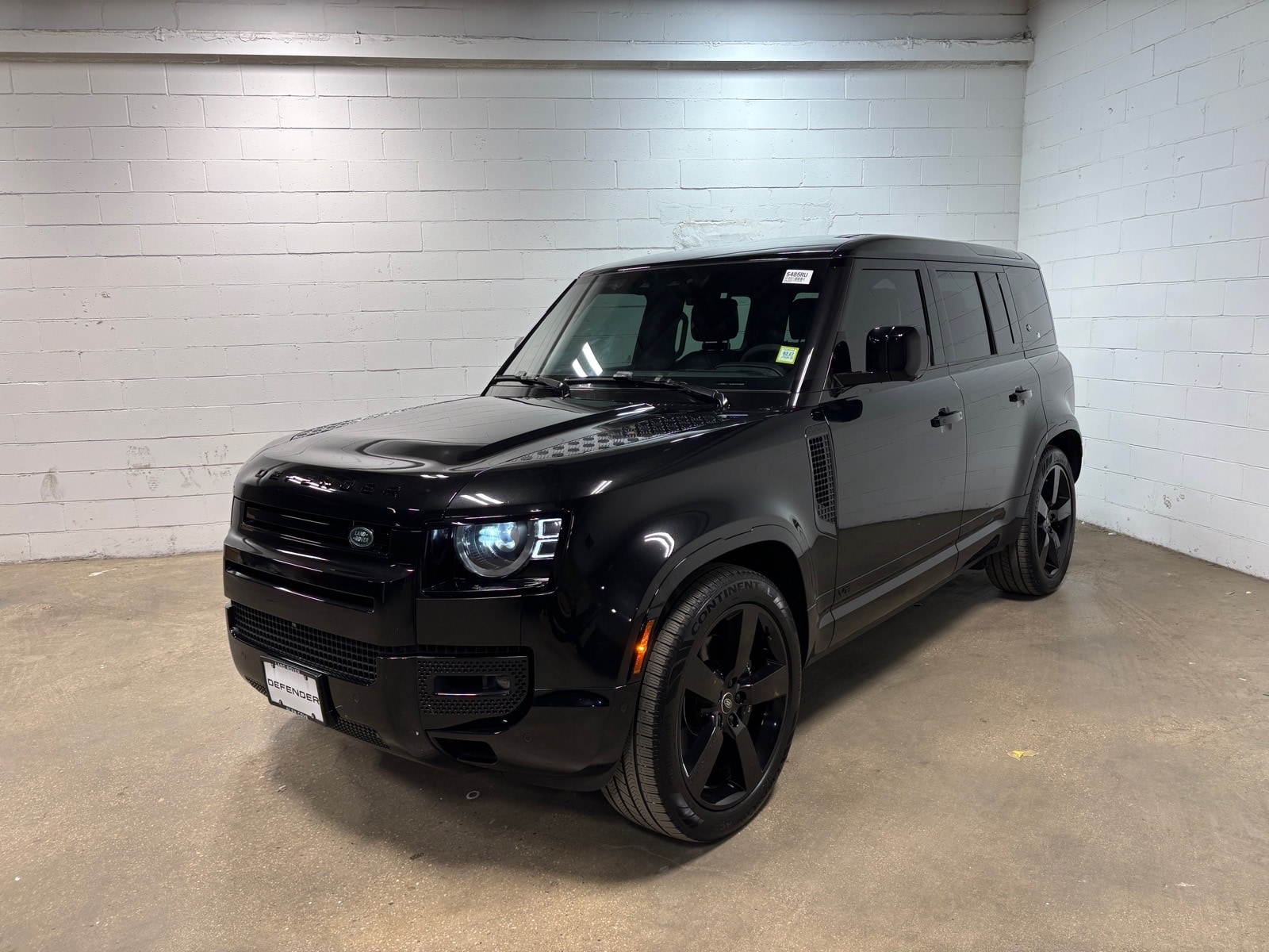 2023 Land Rover Defender V8's photo