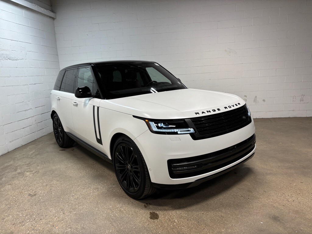 2023 Land Rover Range Rover SE photo 3