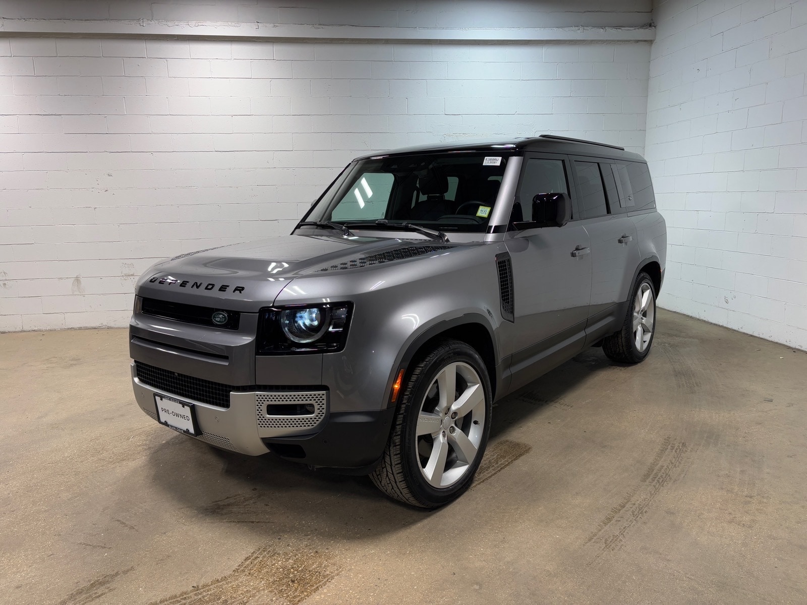 2023 Land Rover Defender SE's photo