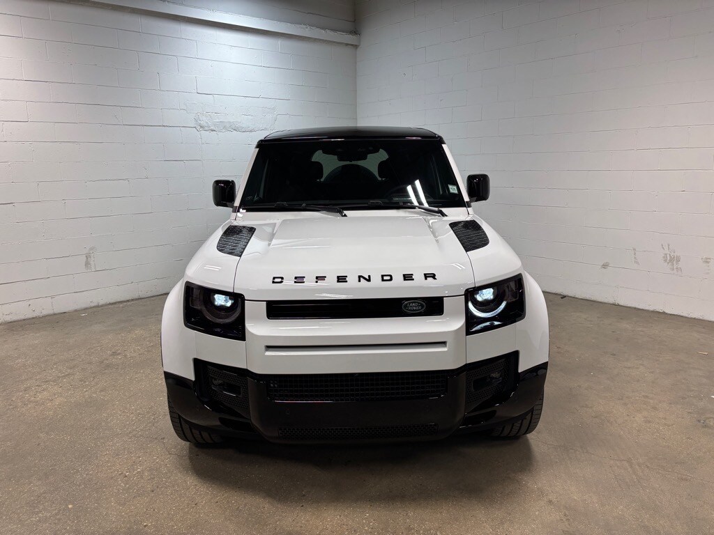 2025 Land Rover Defender 110 V8 photo 3