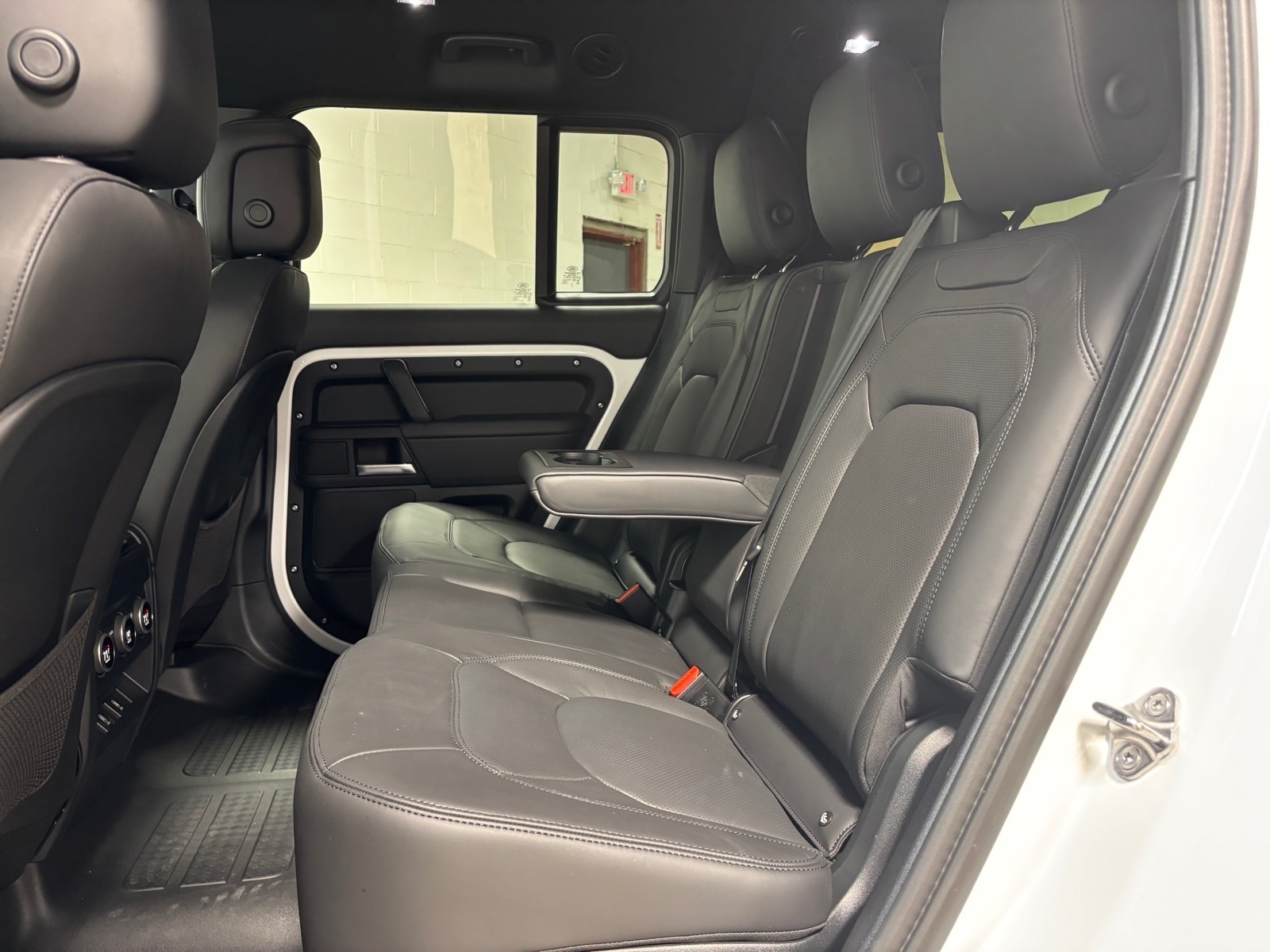 2026 Land Rover Defender X-Dynamic SE - Photo 30