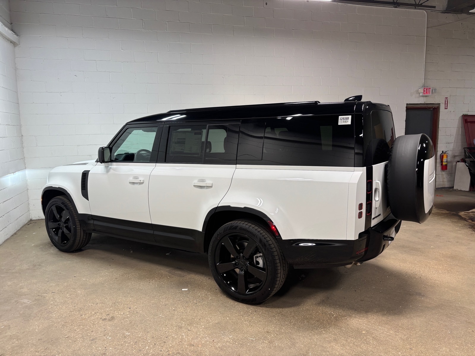 2026 Land Rover Defender X-Dynamic SE - Photo 10