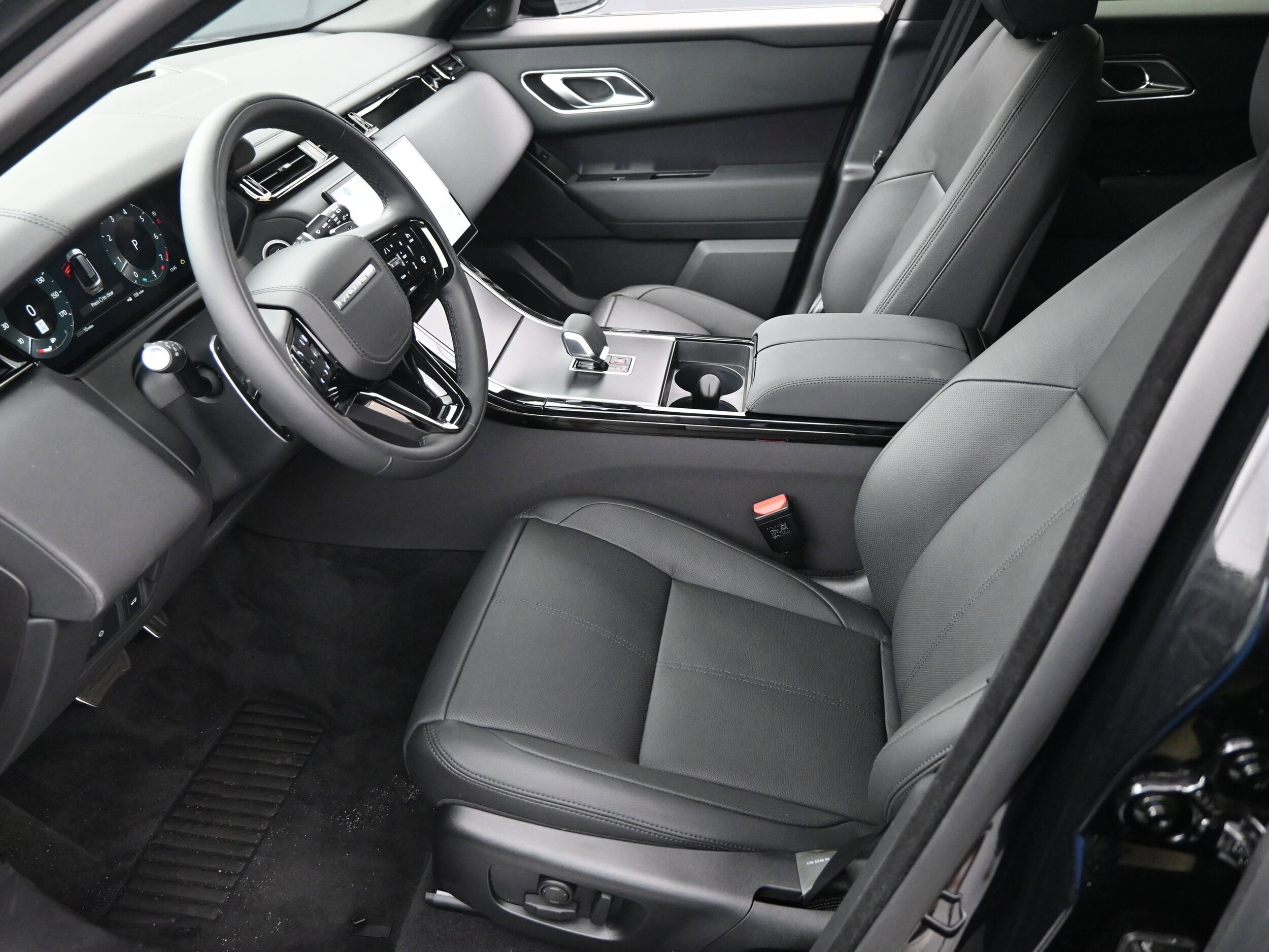 2026 Land Rover Range Rover Velar SE photo 3