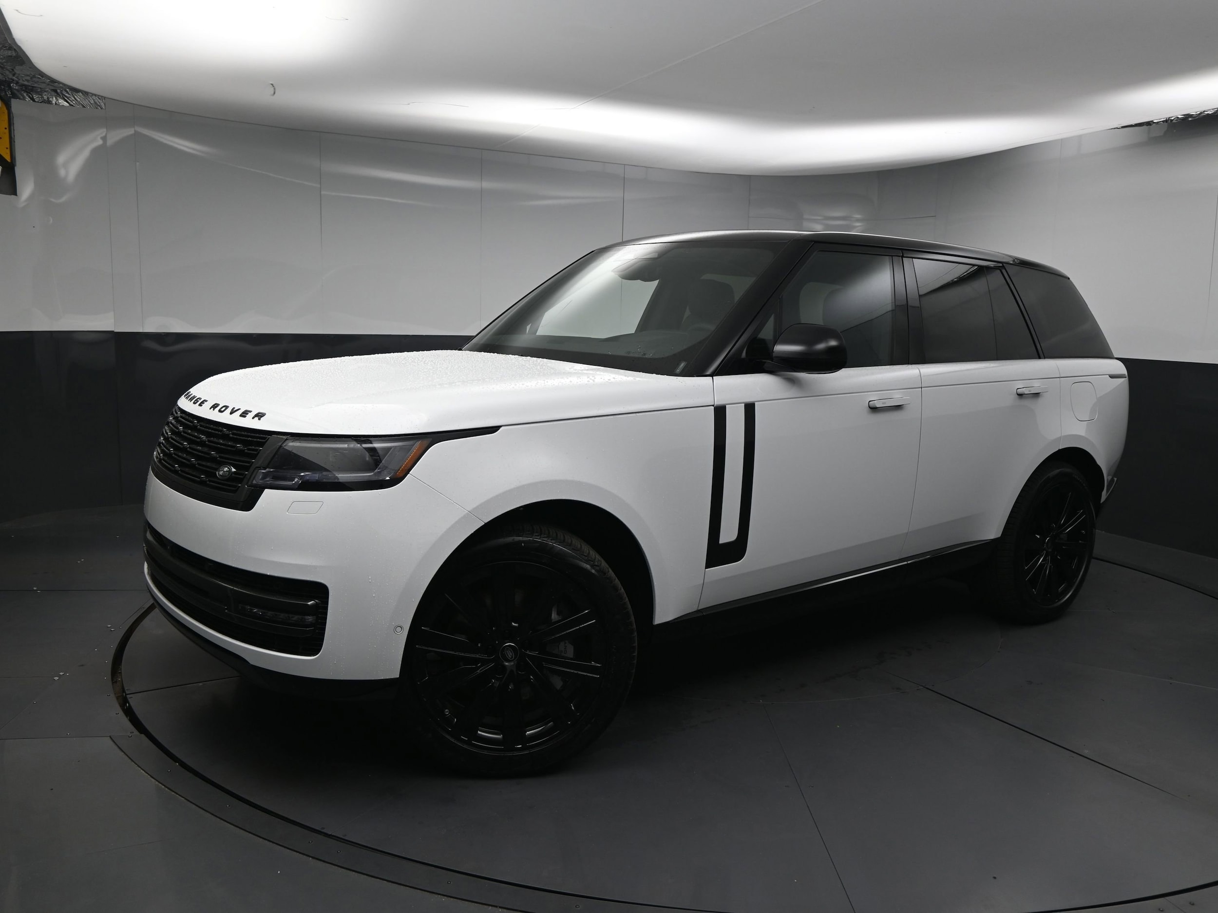 2025 Land Rover Range Rover SE's photo