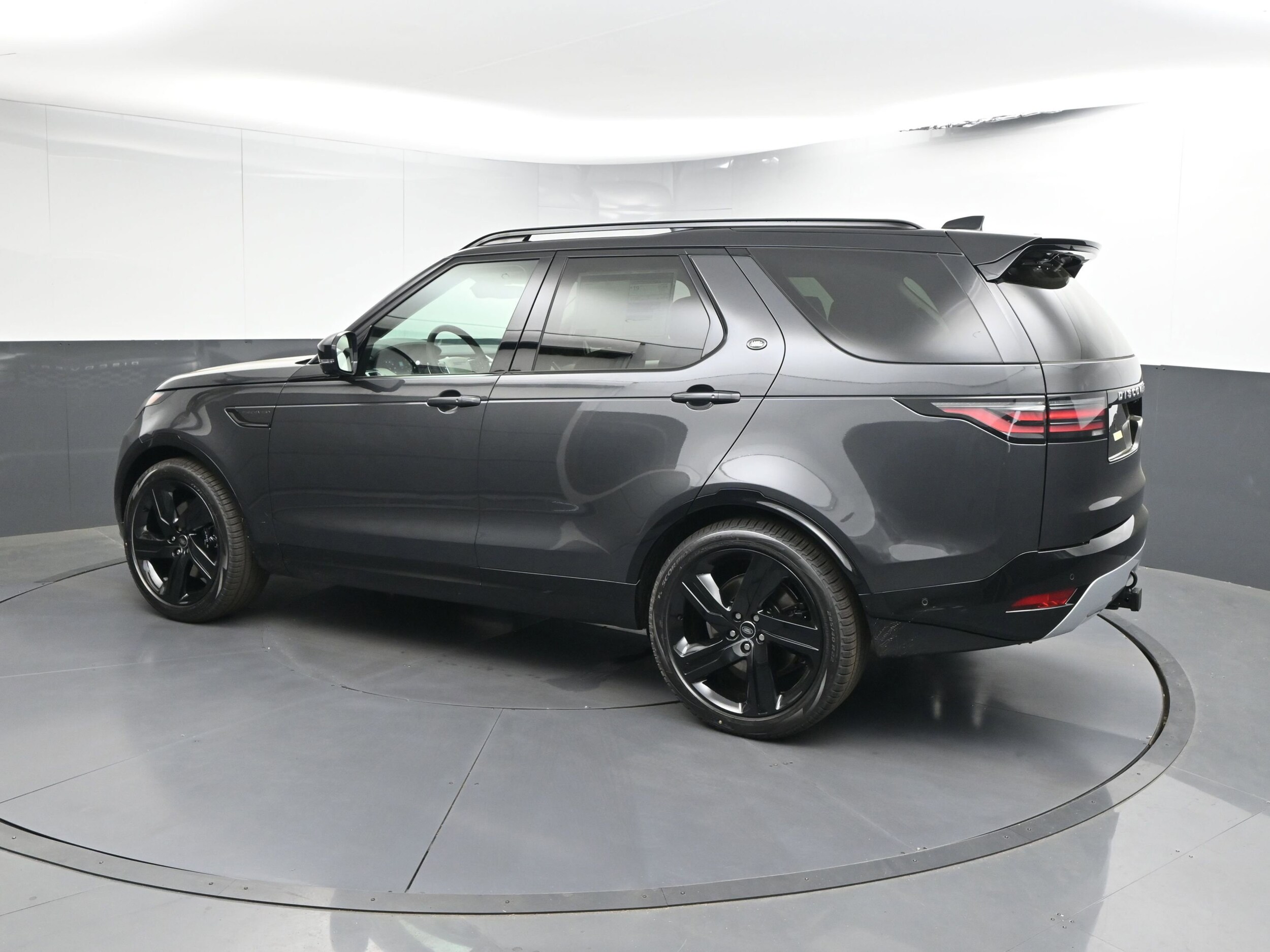 2025 Land Rover Discovery Metropolitan Edition photo 2