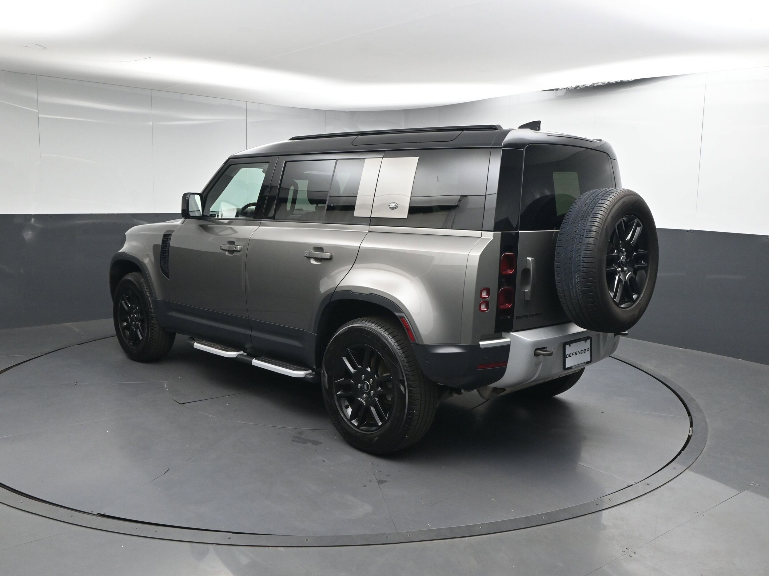 2023 Land Rover Defender 110 S photo 2