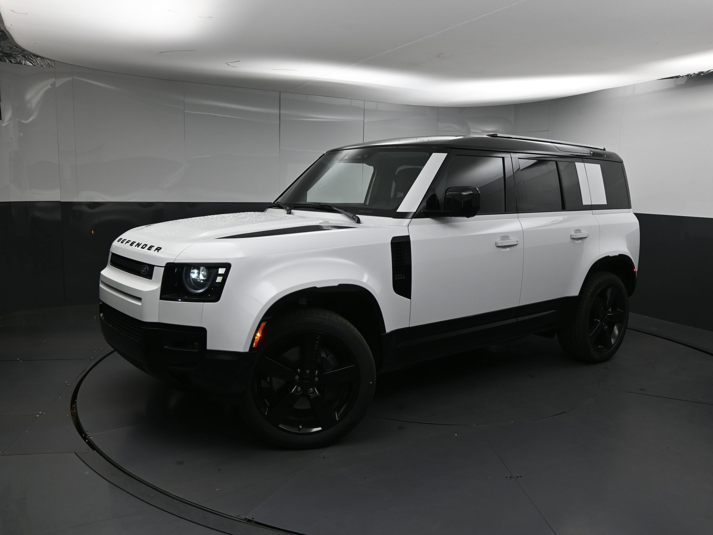 2026 Land Rover Defender X-Dynamic SE's photo