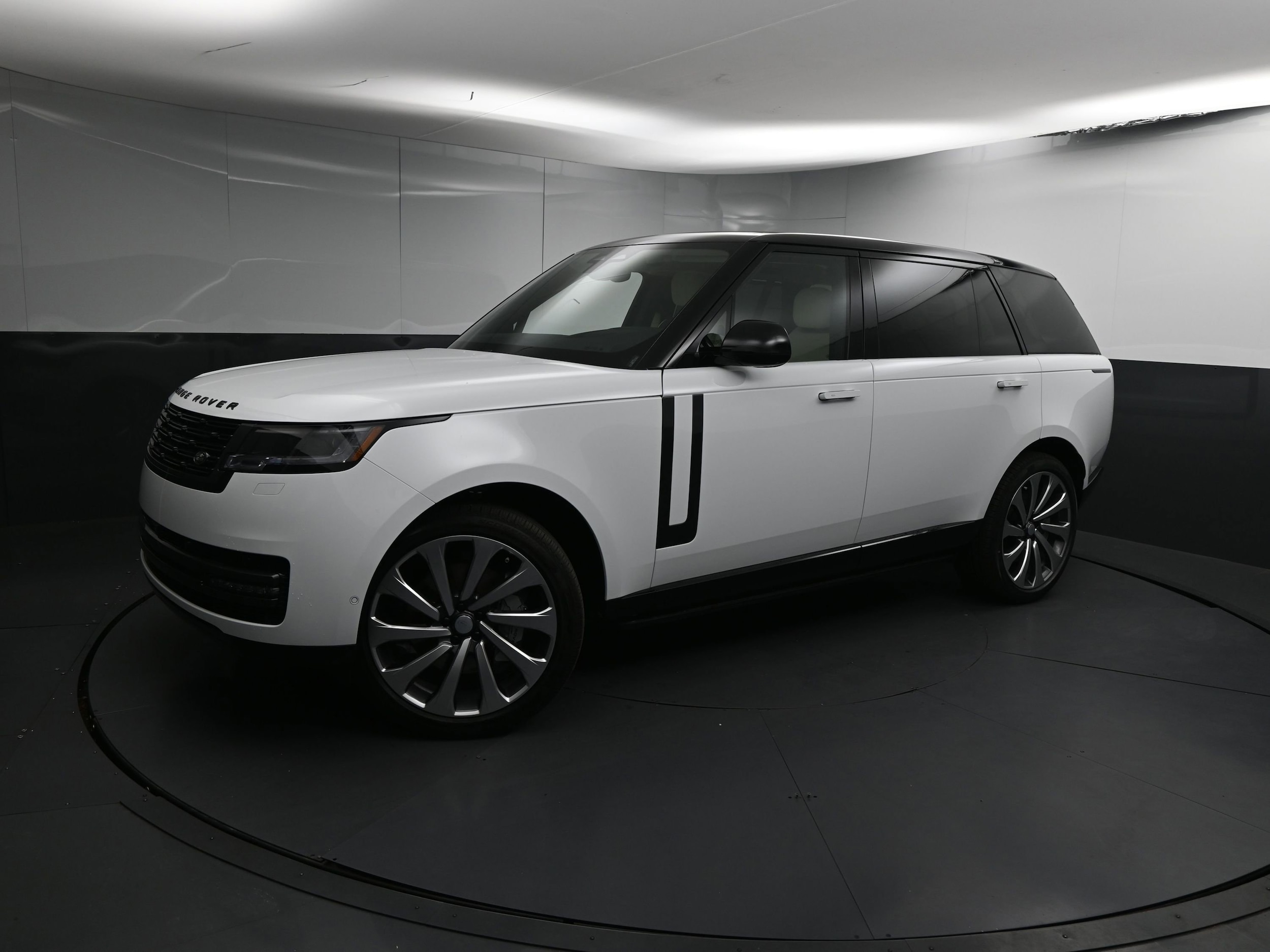 2025 Land Rover Range Rover SE's photo