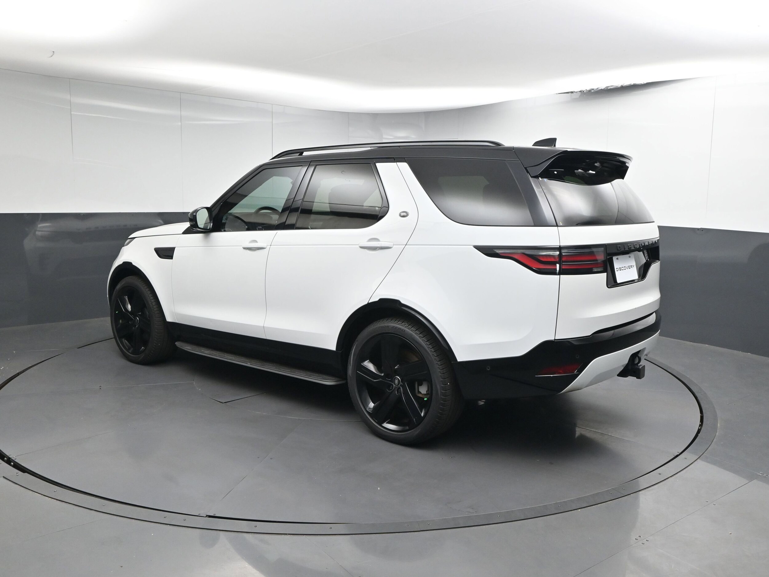 2025 Land Rover Discovery P360 Dynamic SE photo 2