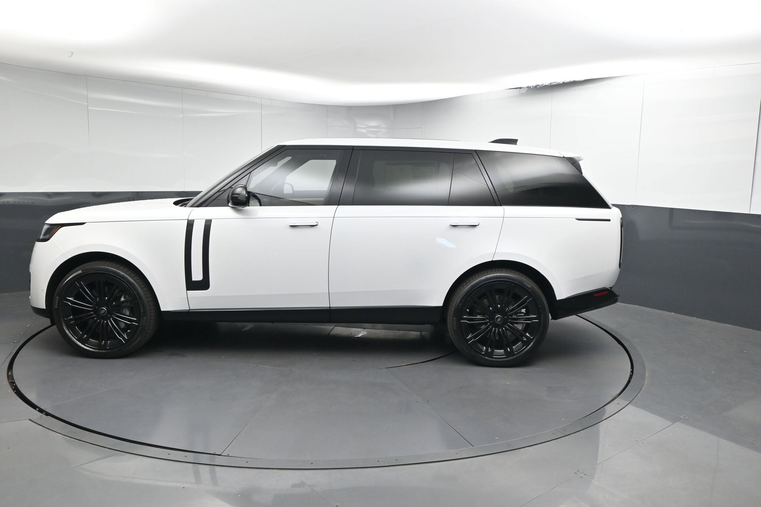 2025 Land Rover Range Rover SE photo 2